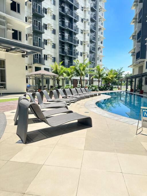 2 Bedroom With Balcony, Game Console, Karaoke And Netflix Apartment Manila