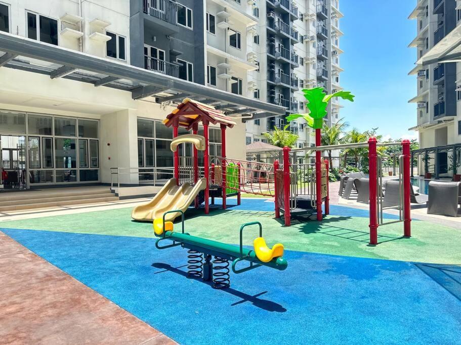 2 Bedroom With Balcony, Game Console, Karaoke And Netflix Manila
