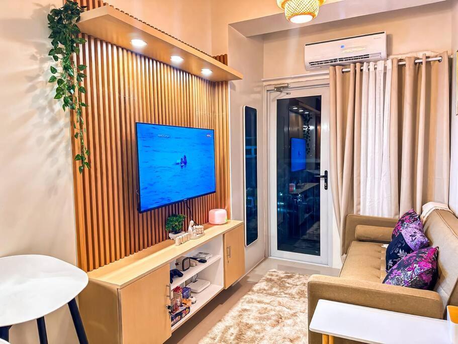 2 Bedroom With Balcony, Game Console, Karaoke And Netflix Apartment