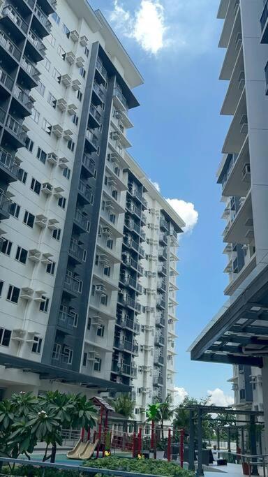 2 Bedroom With Balcony, Game Console, Karaoke And Netflix * Manila