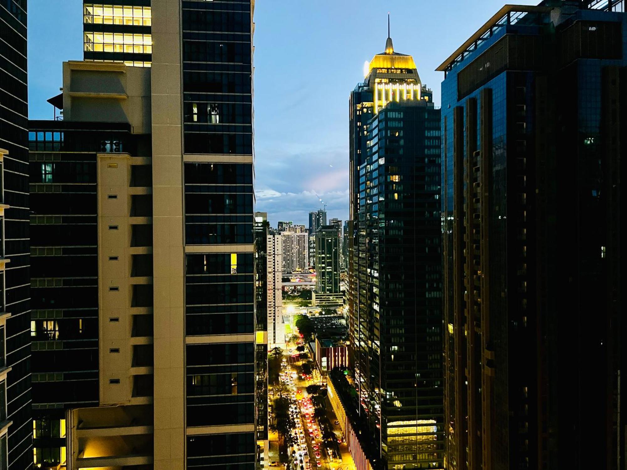 Bgc Luxury - Balcony, Pool, Wi-fi, View - 34 Apartment Manila