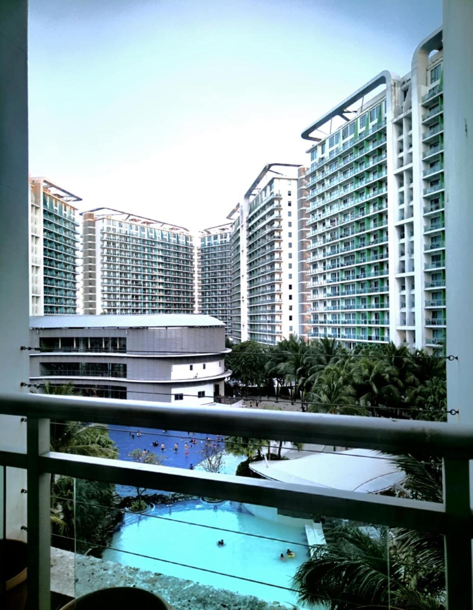 Z At Azure Residents * Manila
