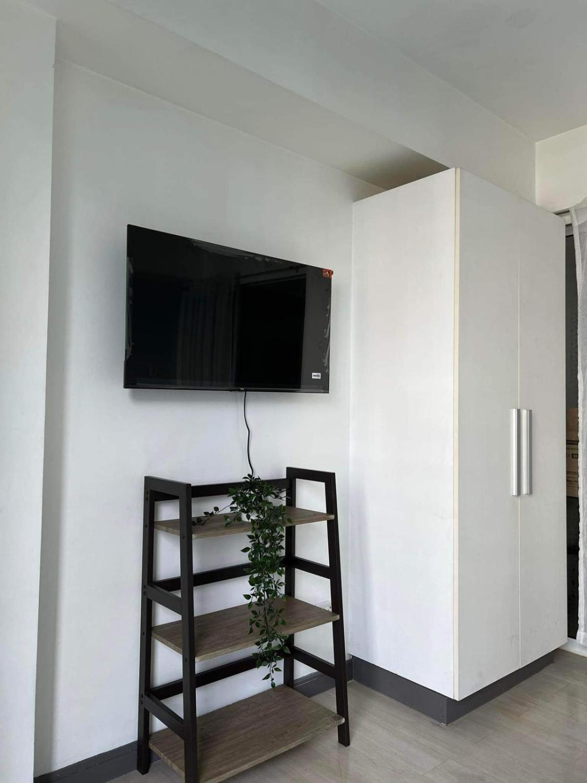 Z At Azure Residents Apartment Manila