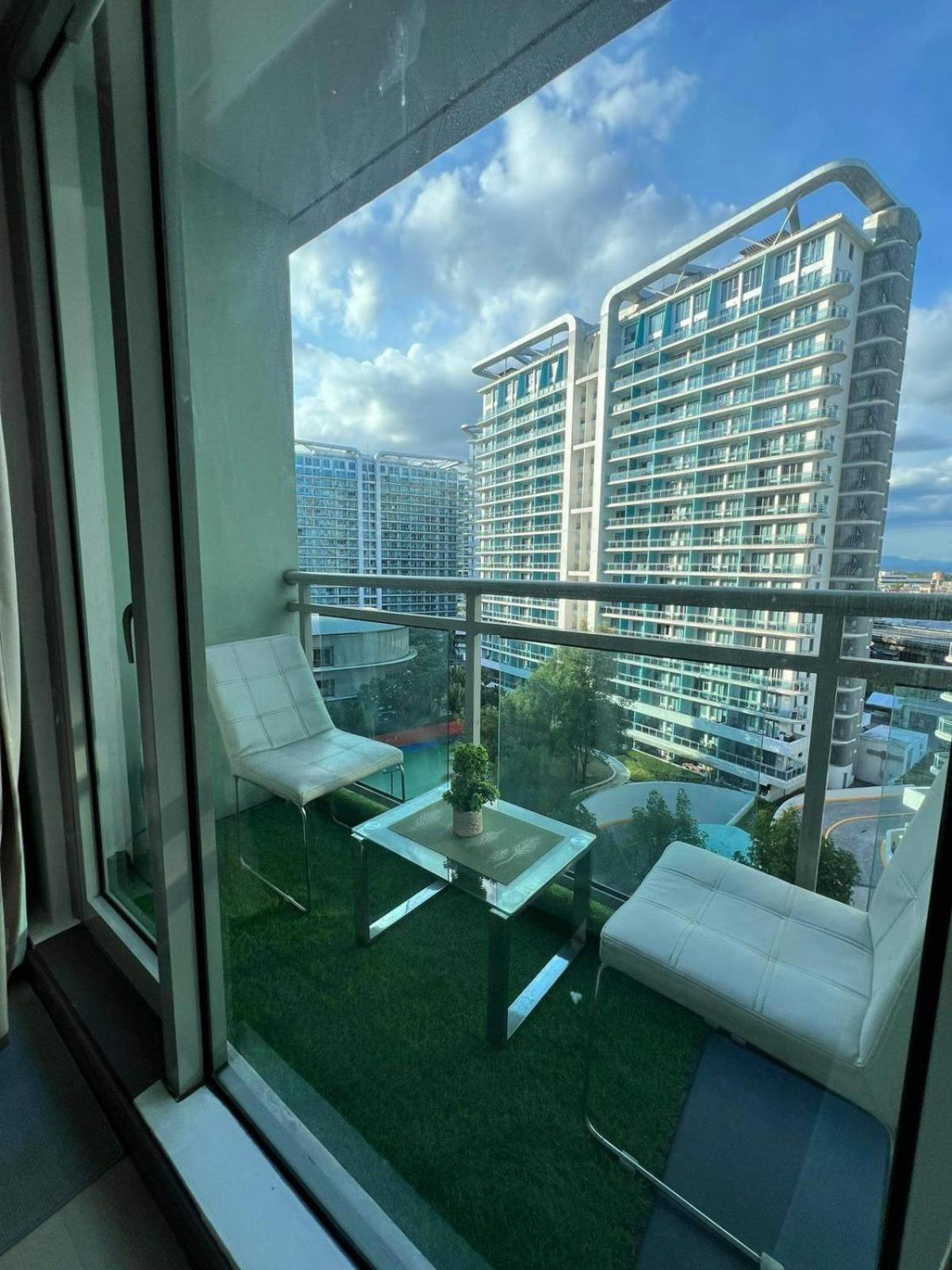 Z At Azure Residents * Manila