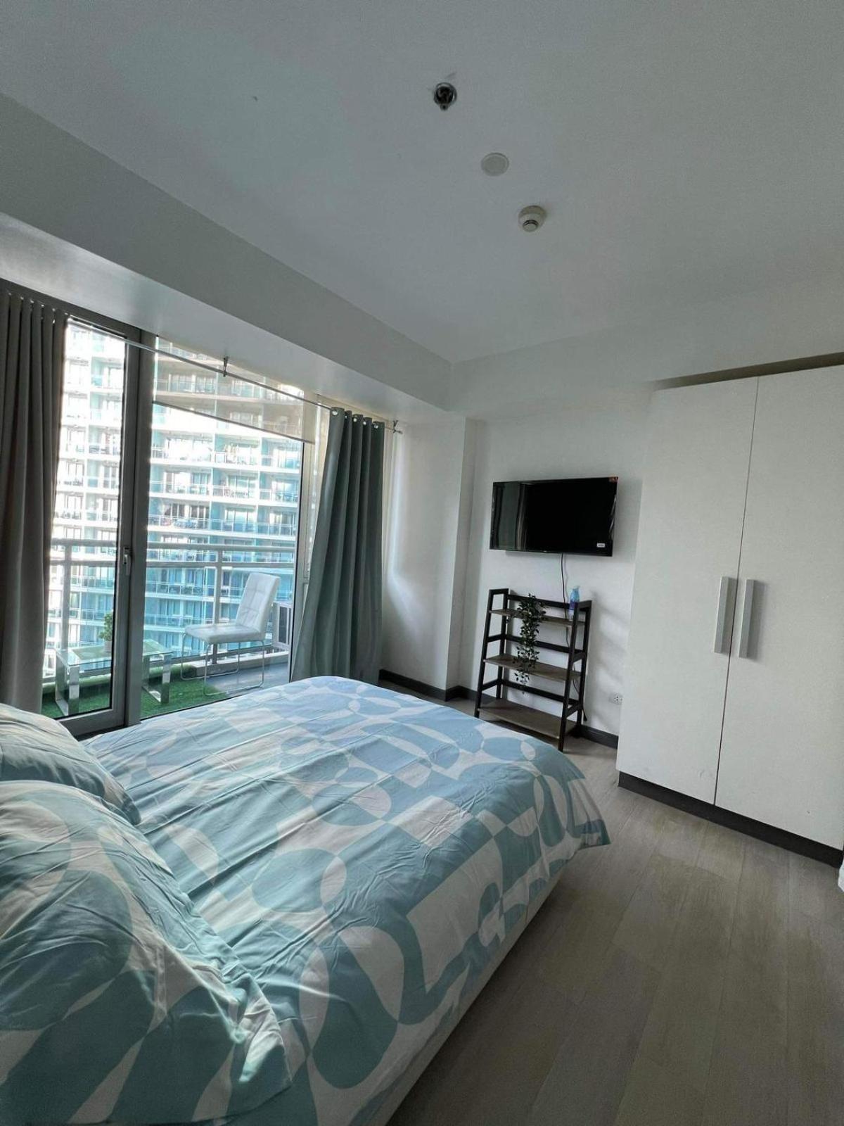 Z At Azure Residents * Manila