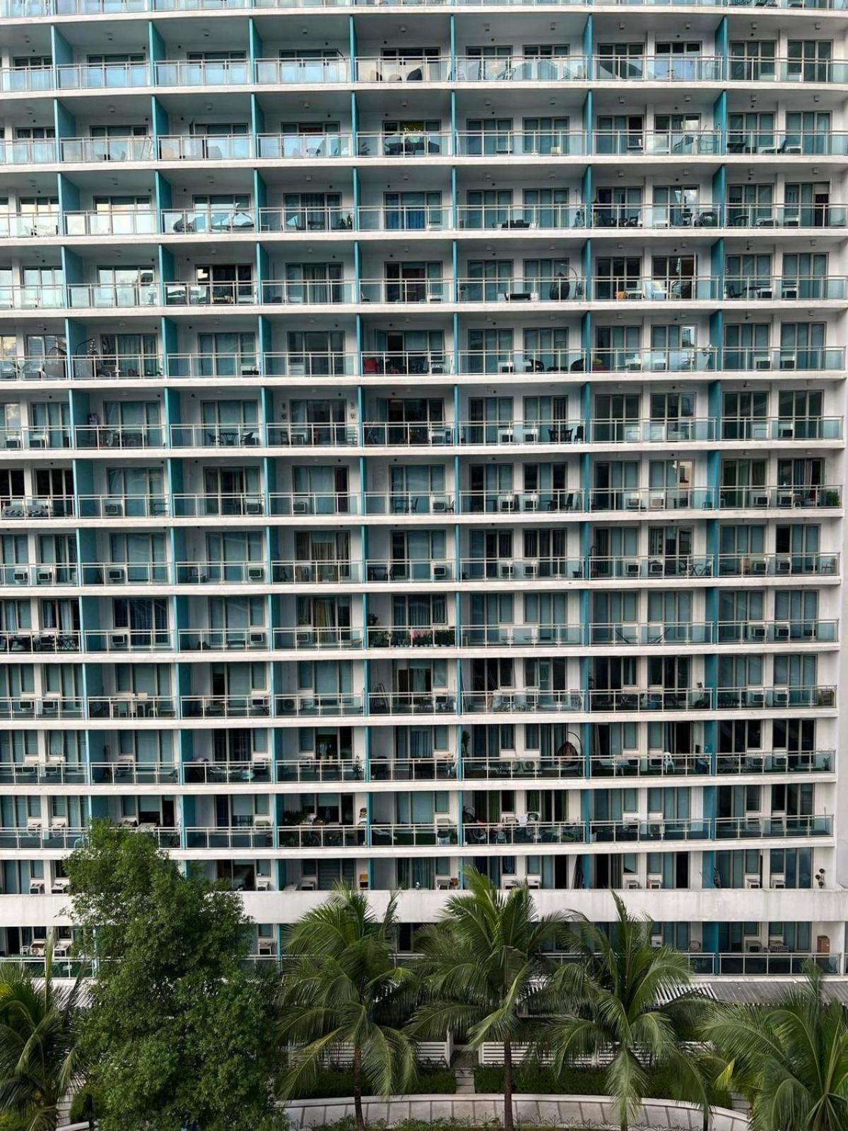 Z At Azure Residents Apartment *