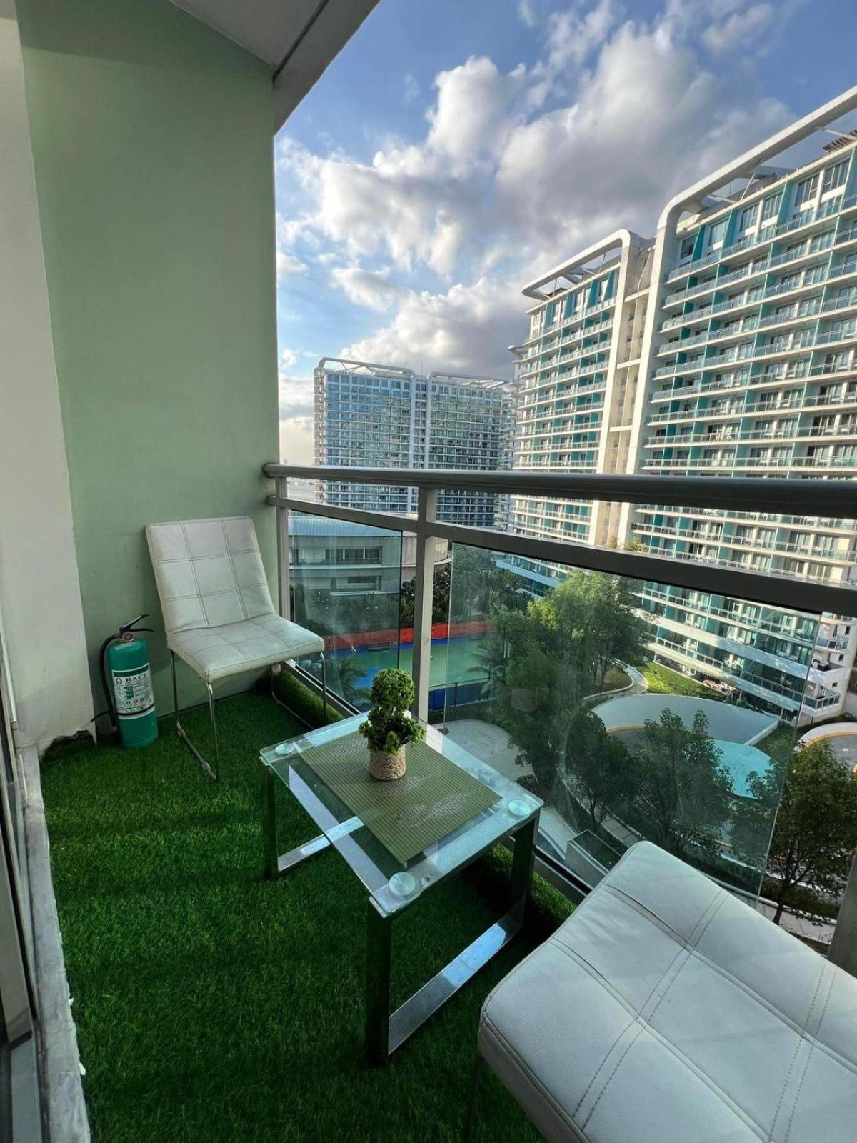 Z At Azure Residents Apartment *