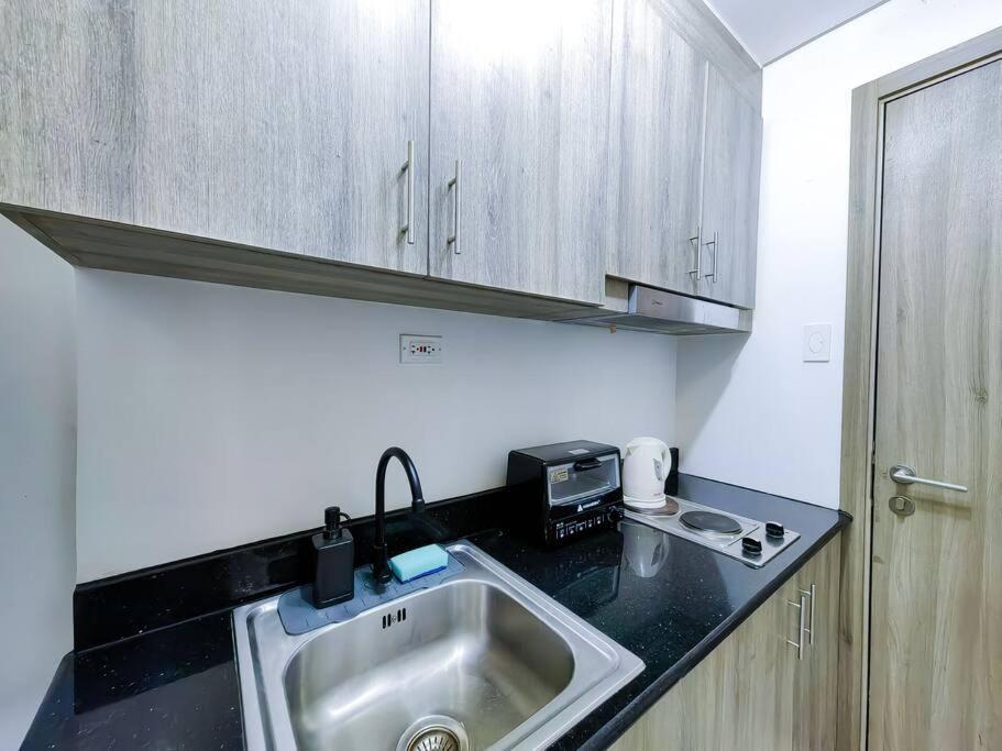 1br Unit Condotel W Balcony Fame Residences -fm18 * Manila