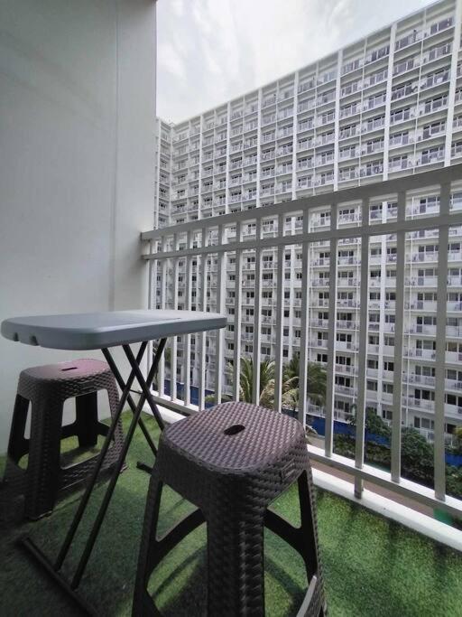 1 Bedroom Near Moa With Pool View - Shore 1 Residences Manila
