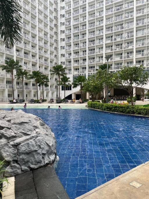 Apartment 1 Bedroom Near Moa With Pool View - Shore 1 Residences Manila