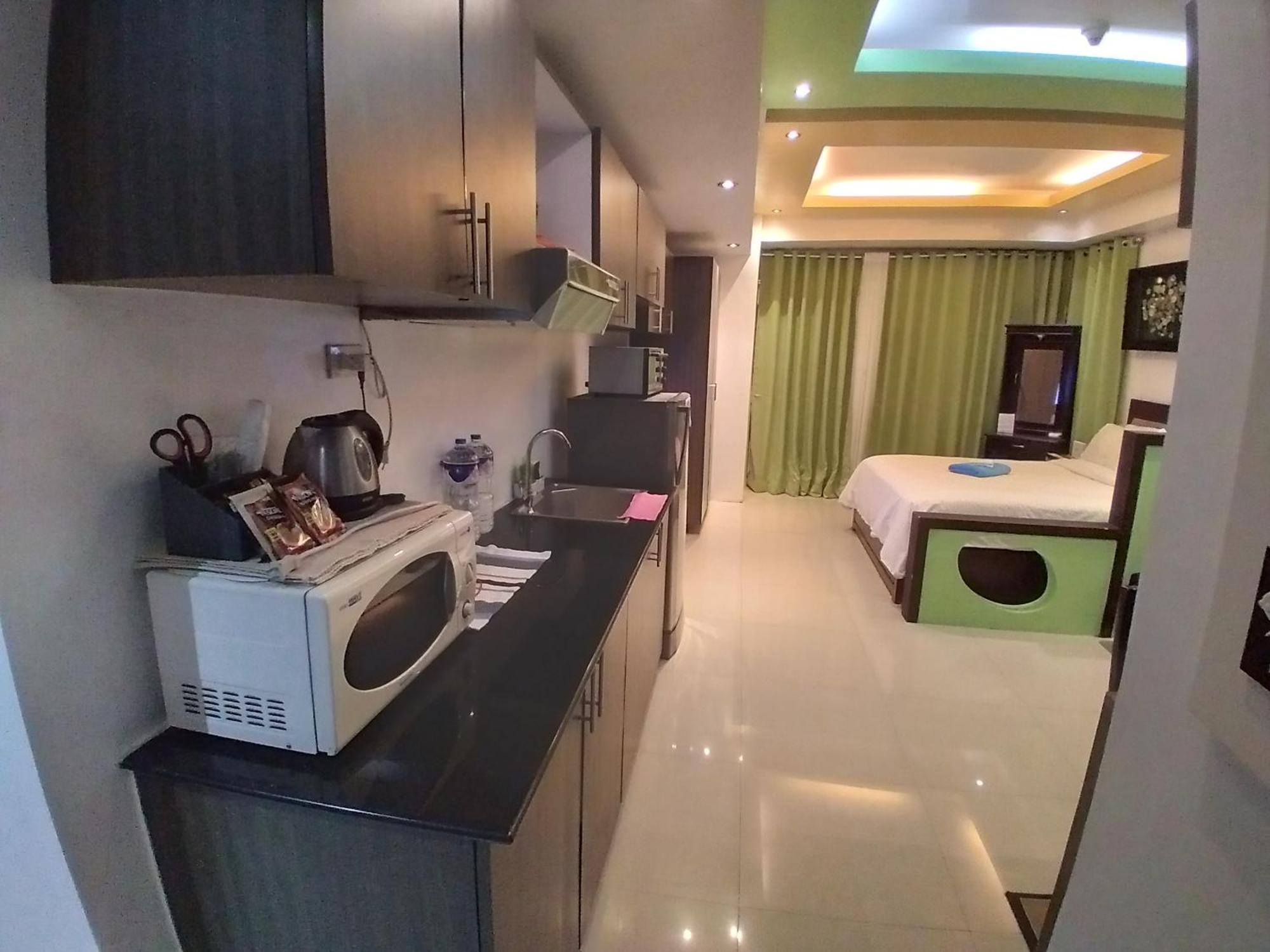 Executive In Bgc Apartment