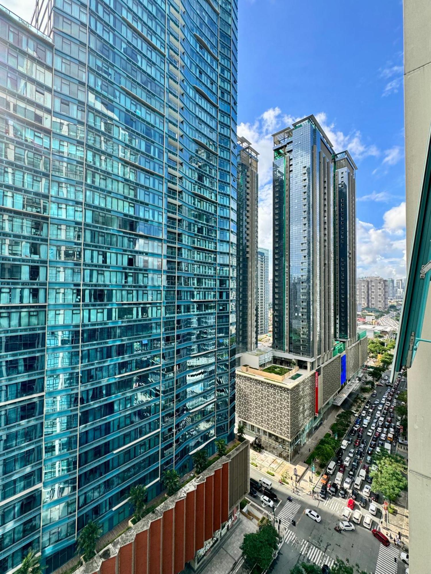 Apartment Bgc 1br Unit Linked To Uptown Mall With Own Parking *