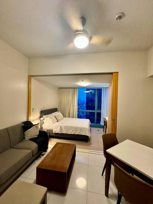 Apartment Bgc 1br Unit Linked To Uptown Mall With Own Parking *