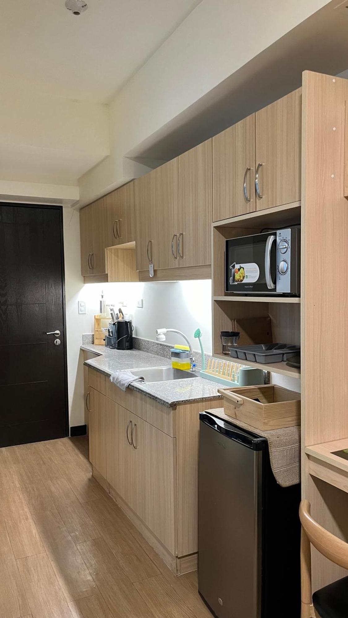 Modern 1br In Calathea Place - Just 15 Mins Away To Naia W 360 Roof Deck And Amazing Pool! Manila