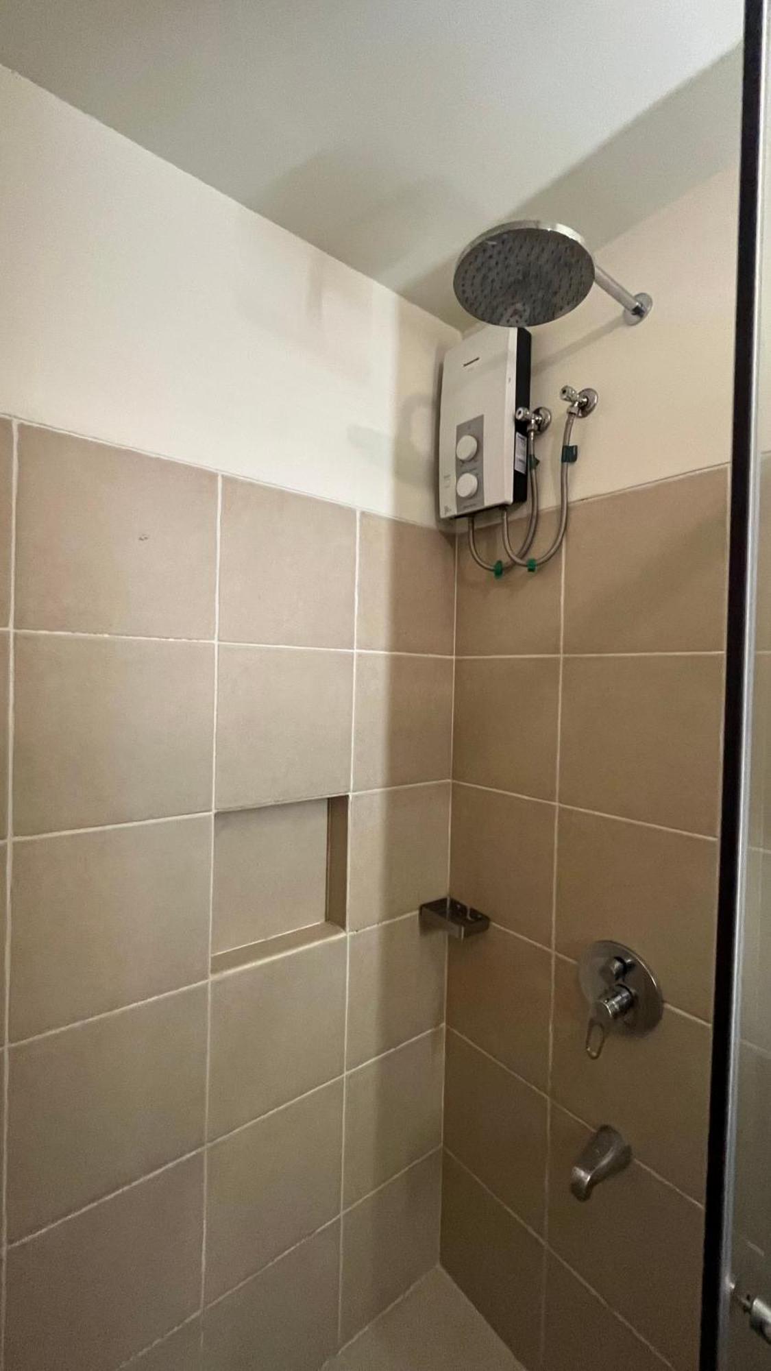 Modern 1br In Calathea Place - Just 15 Mins Away To Naia W 360 Roof Deck And Amazing Pool! Manila
