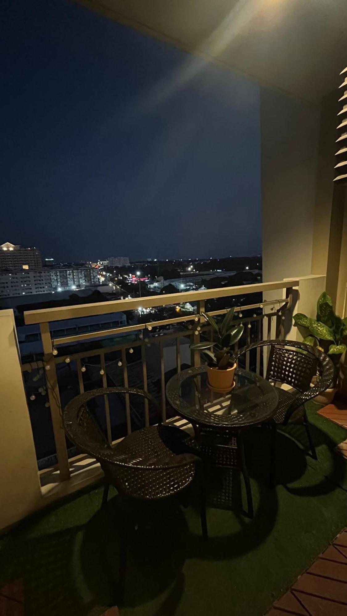 Modern 1br In Calathea Place - Just 15 Mins Away To Naia W 360 Roof Deck And Amazing Pool! * Manila