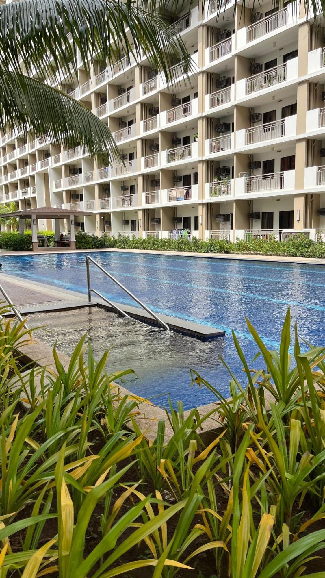 Modern 1br In Calathea Place - Just 15 Mins Away To Naia W 360 Roof Deck And Amazing Pool! Apartment Manila