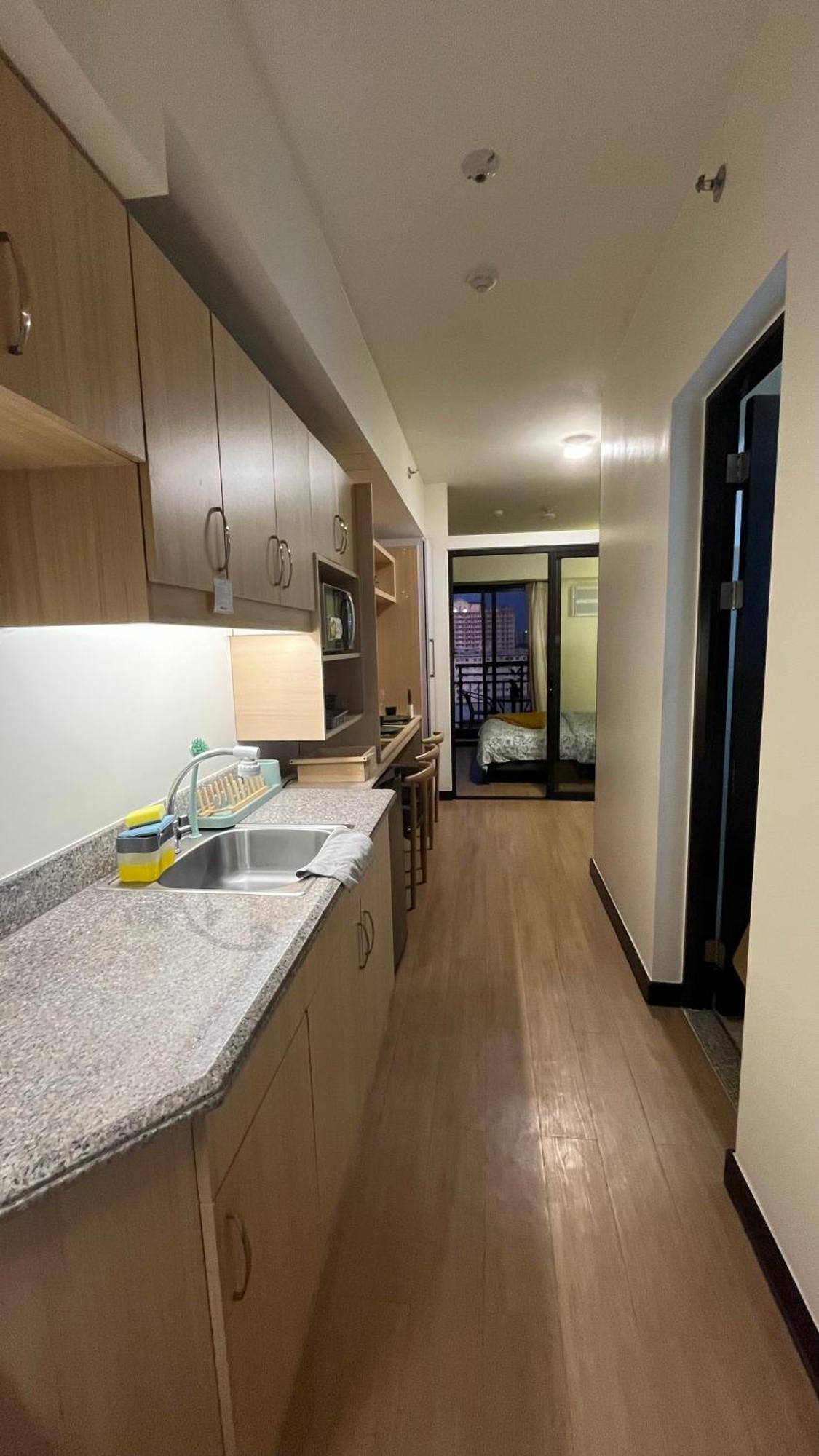 Modern 1br In Calathea Place - Just 15 Mins Away To Naia W 360 Roof Deck And Amazing Pool! Manila