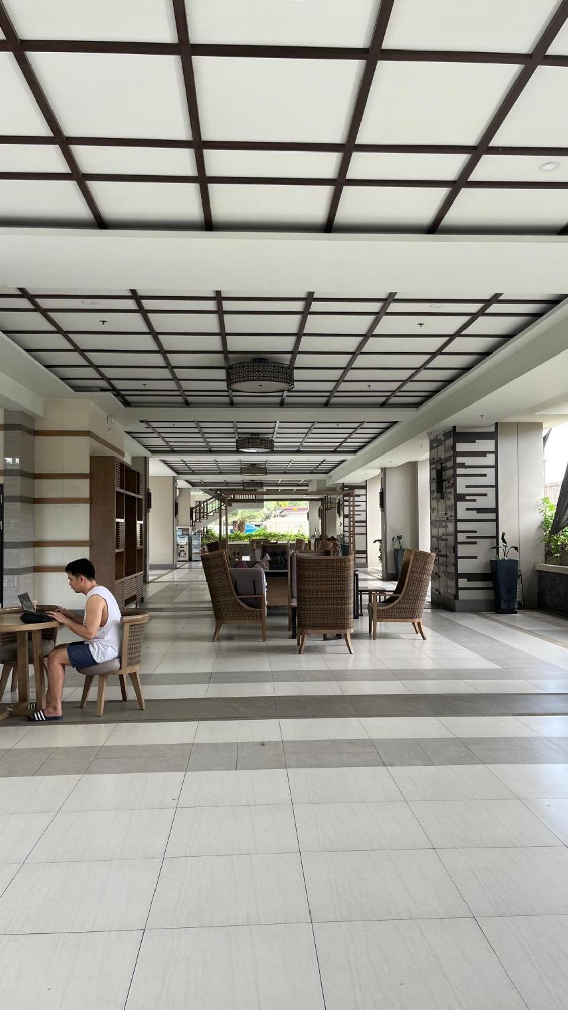 Modern 1br In Calathea Place - Just 15 Mins Away To Naia W 360 Roof Deck And Amazing Pool! * Manila