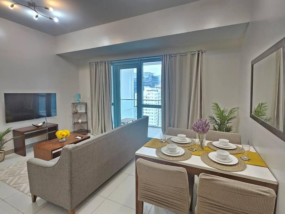 One Uptown Executive 2 Bedroom, With Balcony, Washer & Netflix