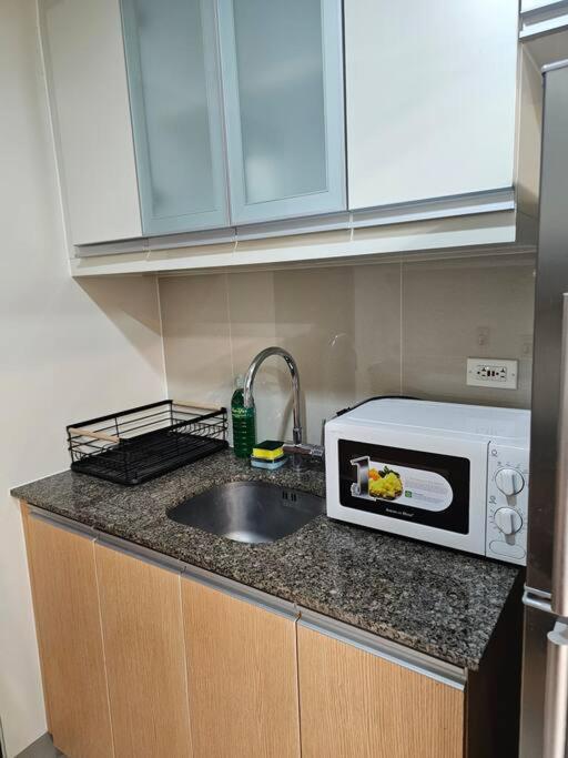 One Uptown Executive 2 Bedroom, With Balcony, Washer & Netflix