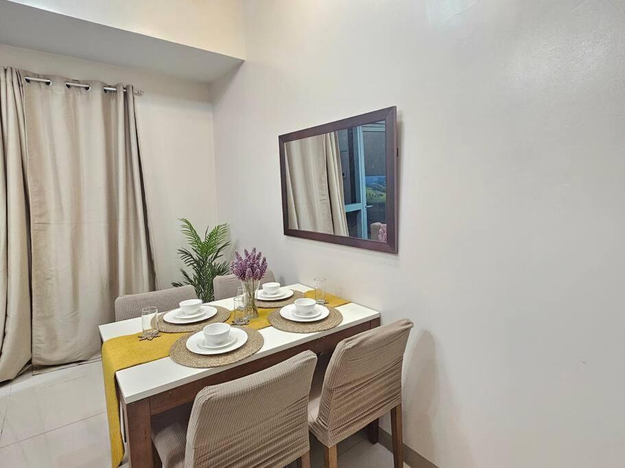 One Uptown Executive 2 Bedroom, With Balcony, Washer & Netflix Apartment