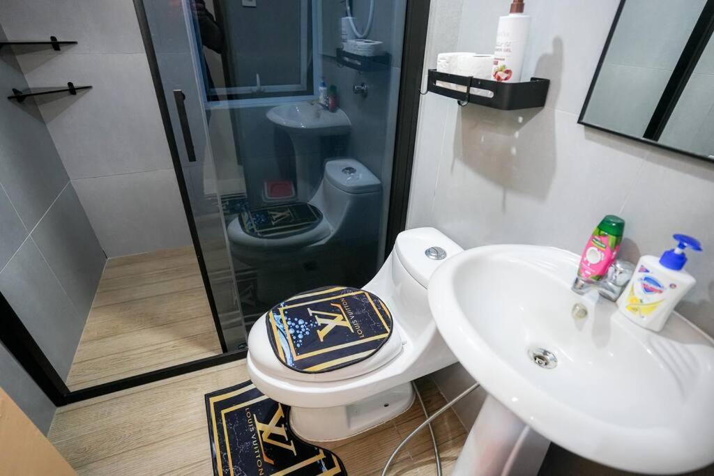A2j Luxury Bgc 2br Loft Near High Street Taguig *
