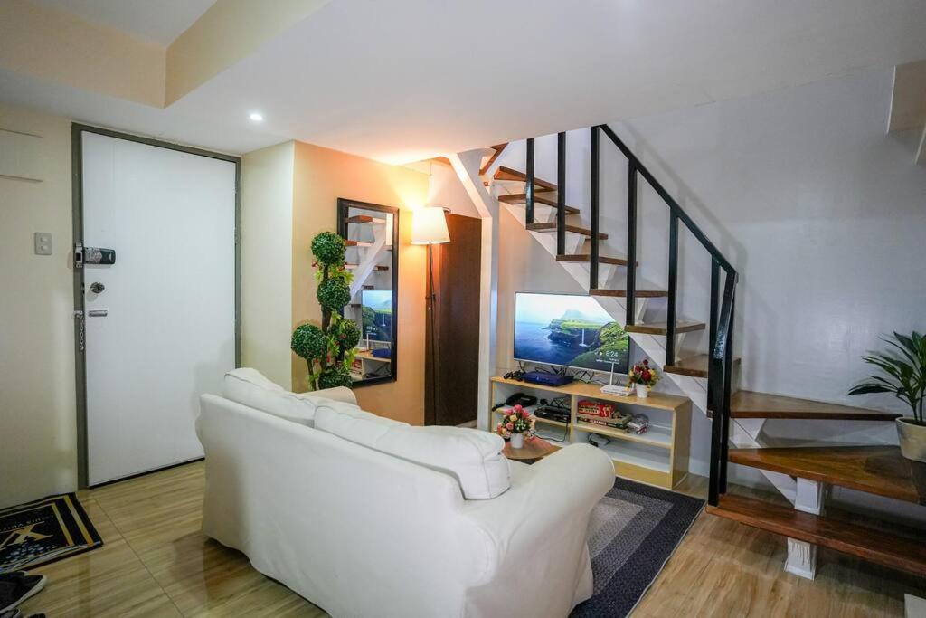 A2j Luxury Bgc 2br Loft Near High Street Taguig Apartment