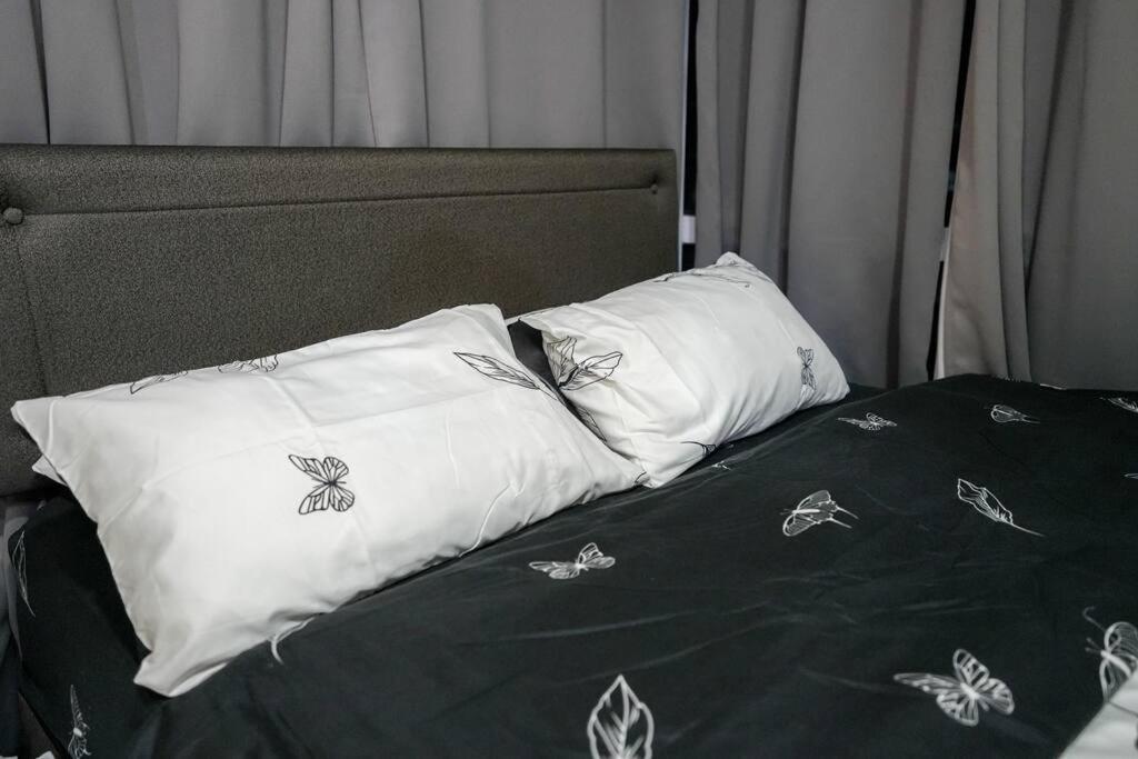 A2j Luxury Bgc 2br Loft Near High Street Taguig Apartment *