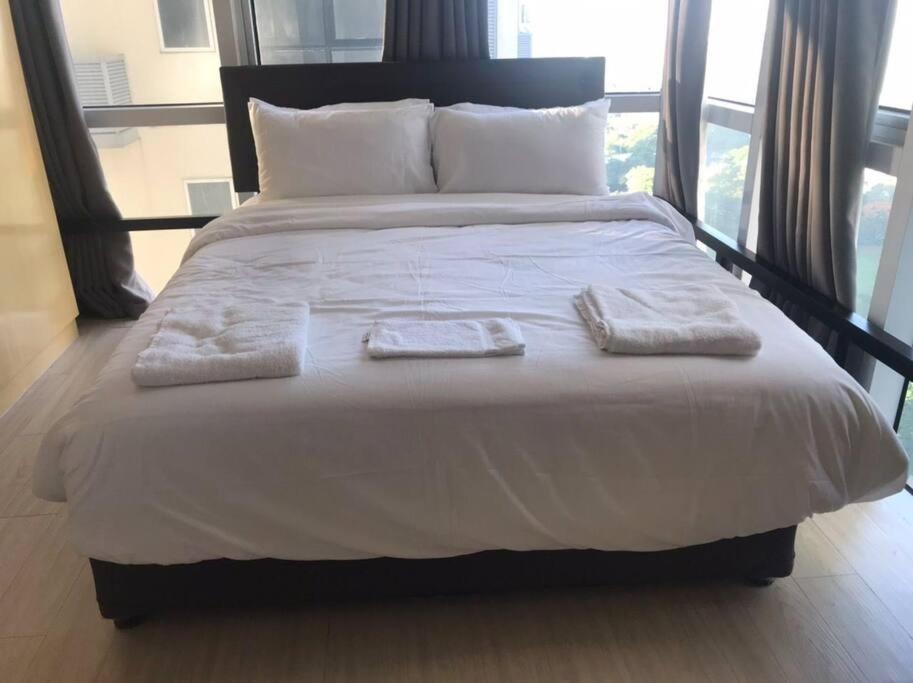 Apartment A2j Luxury Bgc 2br Loft Near High Street Taguig *