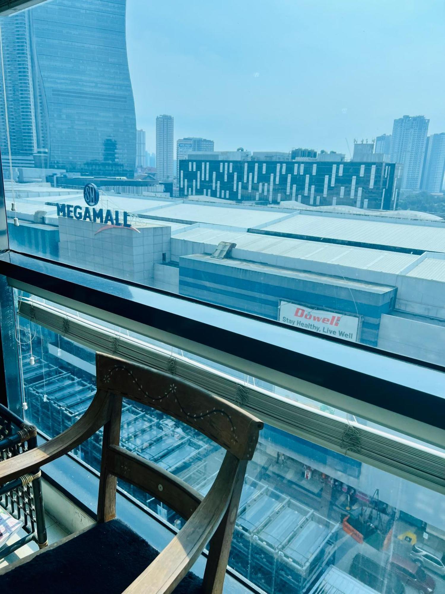 Spacious 1br Steps To Megamall Ortigas View