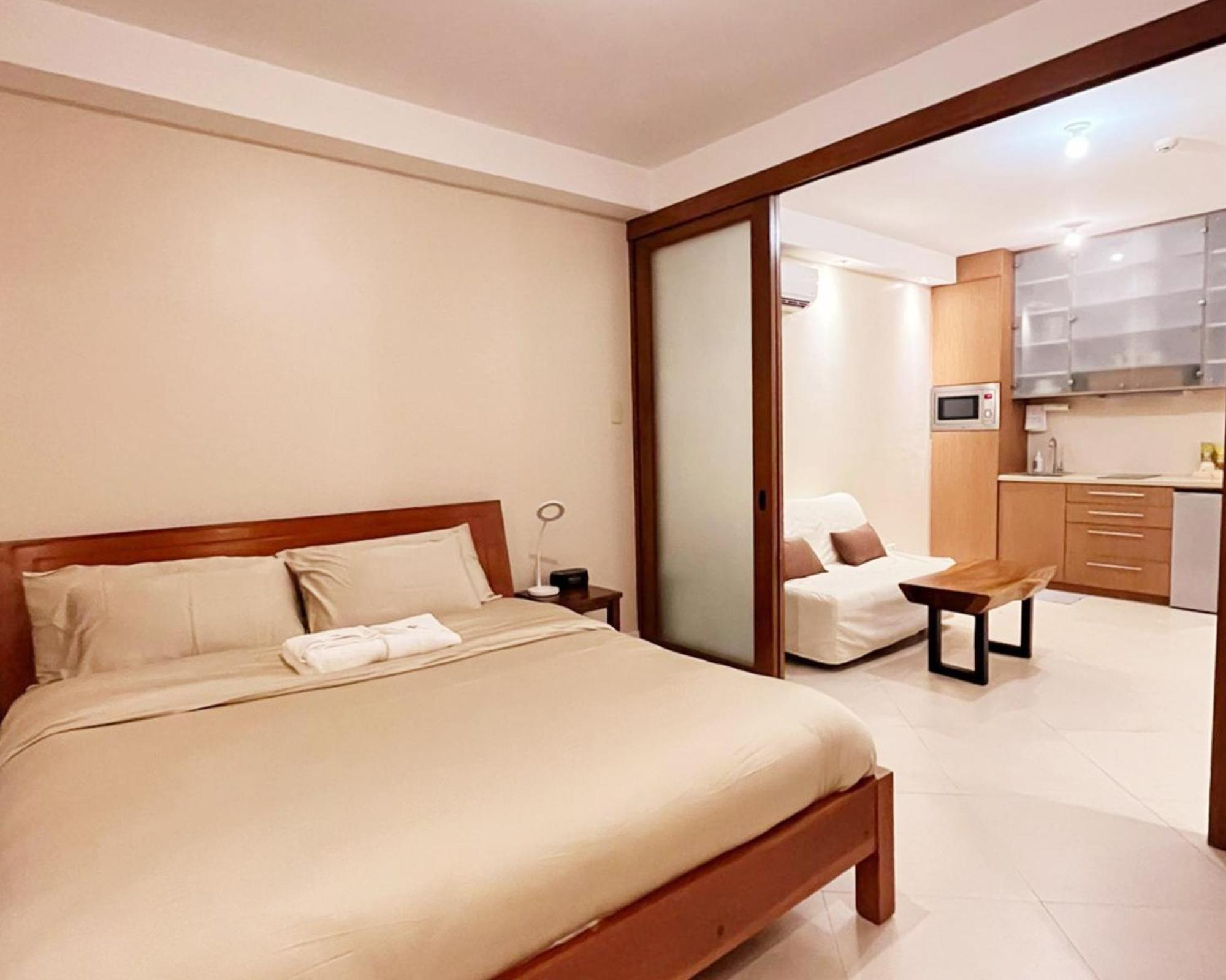 Bayview Luxury Condos: Poolside Balcony Retreats * Manila