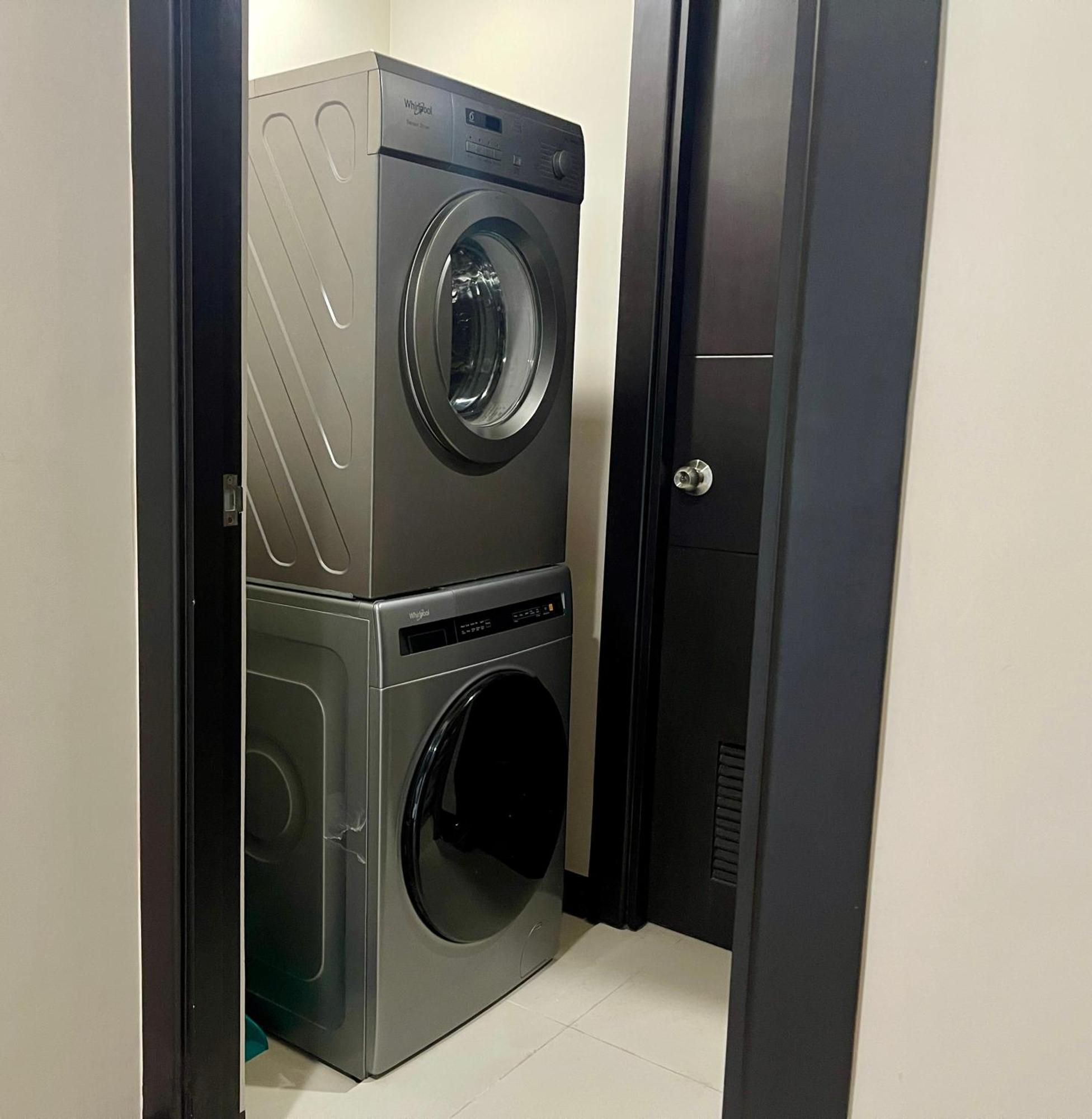 Apartamento Bright 2-bedroom With Pool In Bgc Uptown Manila