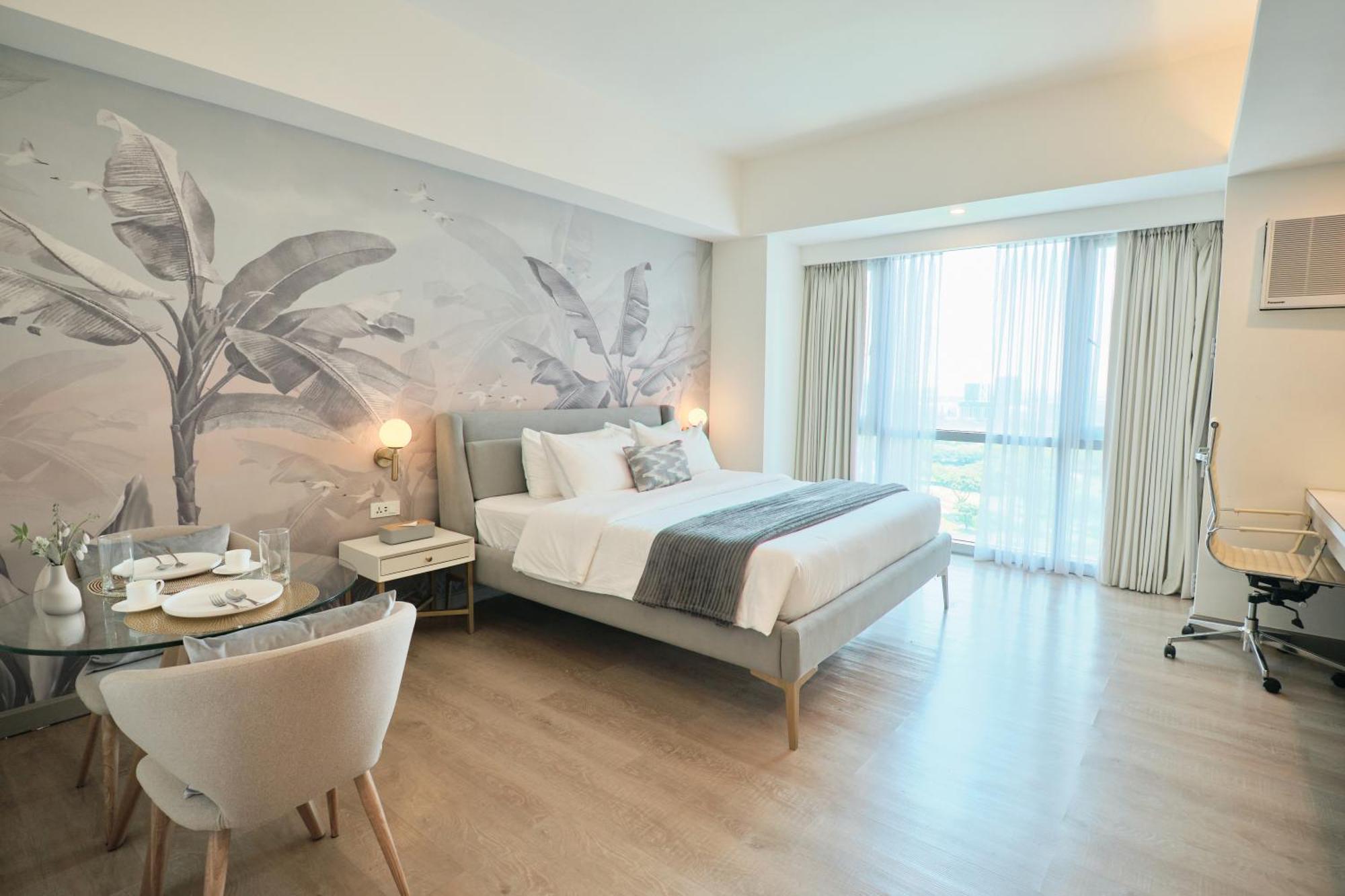 Bgc With Golf Course View Apartment *