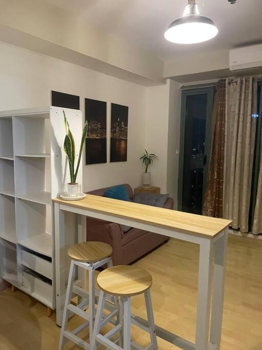 Soho 1 Bedroom With Balcony Near Mrt Edsa Shaw Pioneer Greenfields Sm Megamall Ortigas Manila