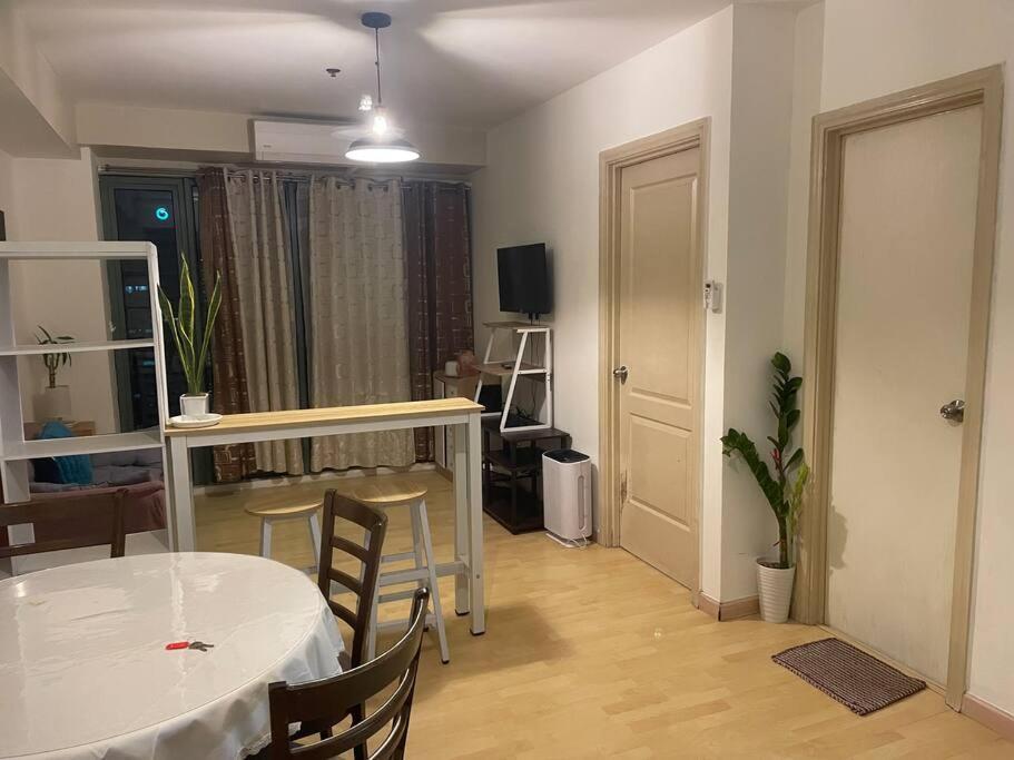 Soho 1 Bedroom With Balcony Near Mrt Edsa Shaw Pioneer Greenfields Sm Megamall Ortigas Manila