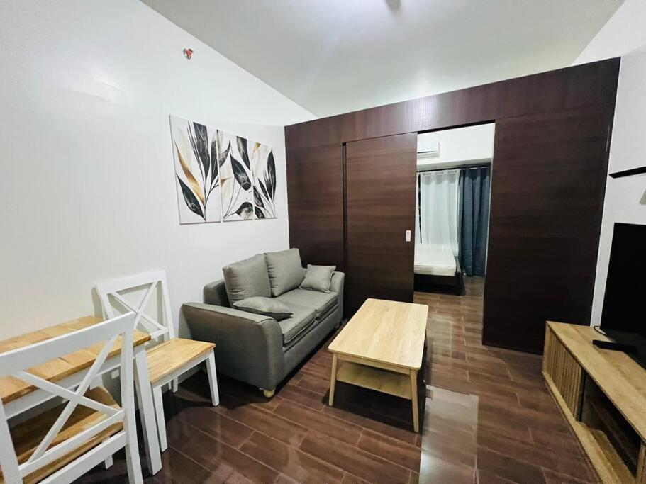 1 Bedroom In Makati Apartment *