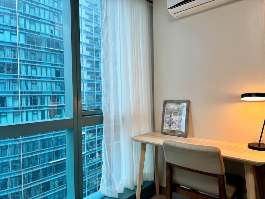 Apartment Bgc 1br Unit Linked To Uptown Mall With Own Parking *