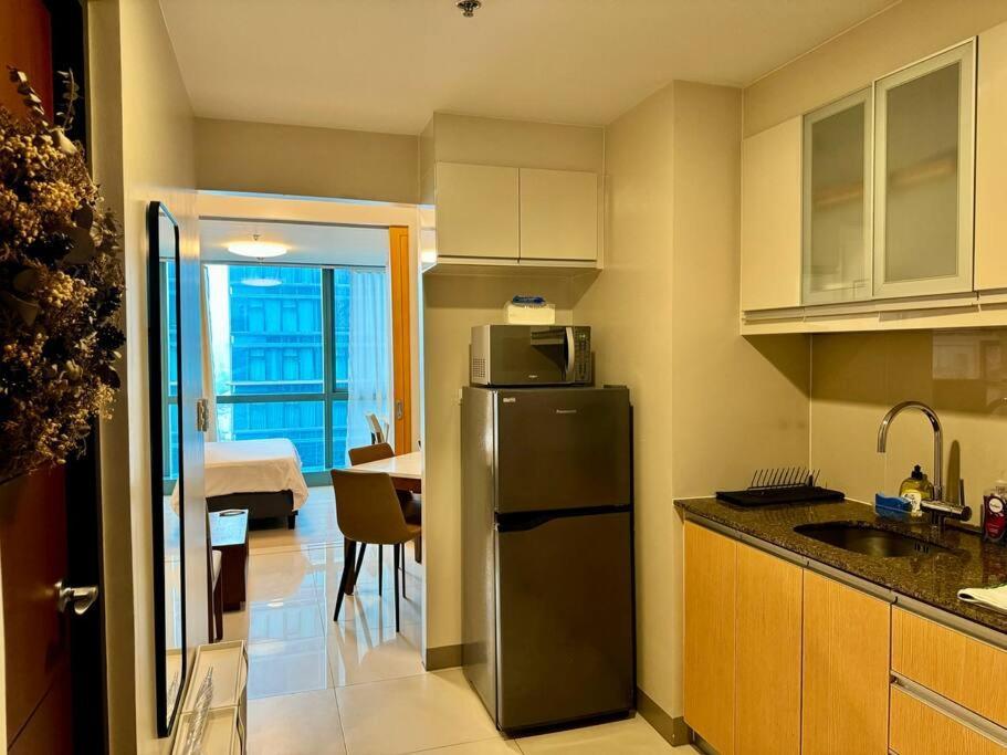 Bgc 1br Unit Linked To Uptown Mall With Own Parking Apartment Manila