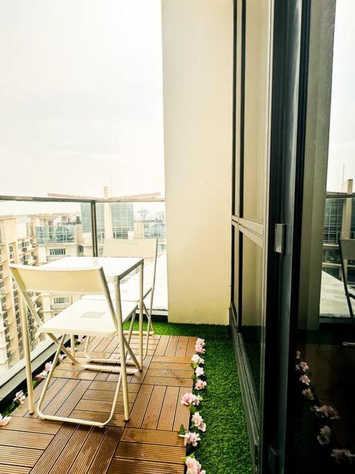 Modern Solace - The Florence 1br Apartment