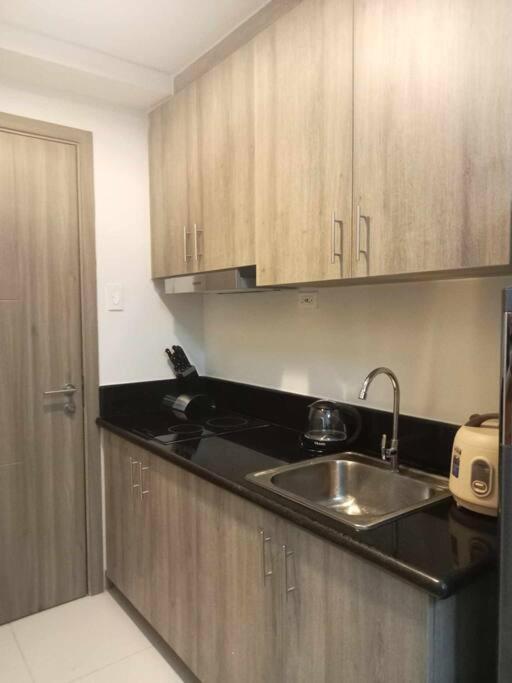 Luxurious Bayview 2br Near Moa Picc Ccp Free Wifi In Pasay Manila