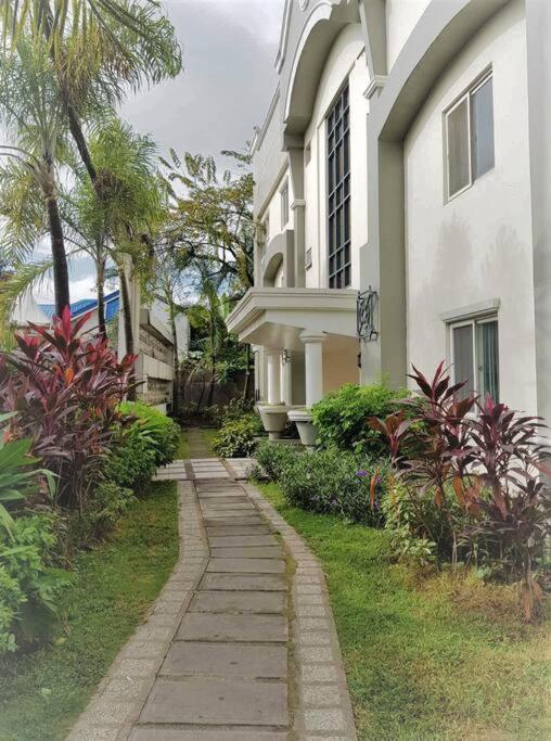 Pet-friendly Chic Near Acacia Estates & Bgc Apartment *