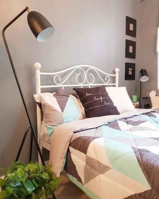 Pet-friendly Chic Near Acacia Estates & Bgc Apartment