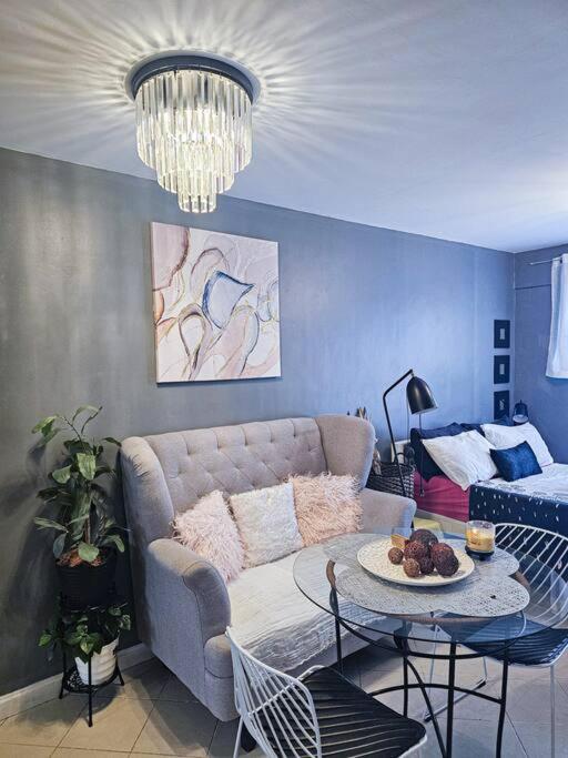 Pet-friendly Chic Near Acacia Estates & Bgc