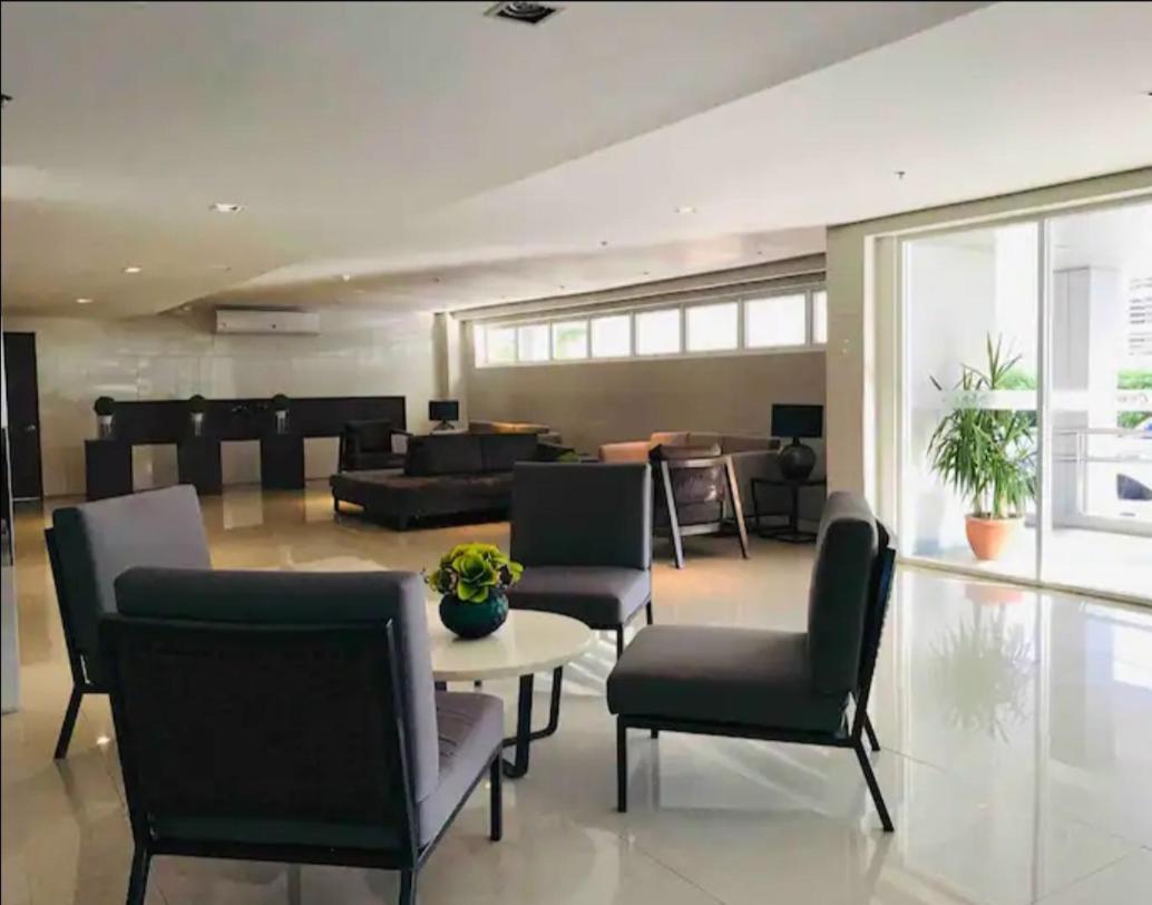 1bedroom Fully Furnished With Netflix & Free Wifi In Trees Residences * Manila