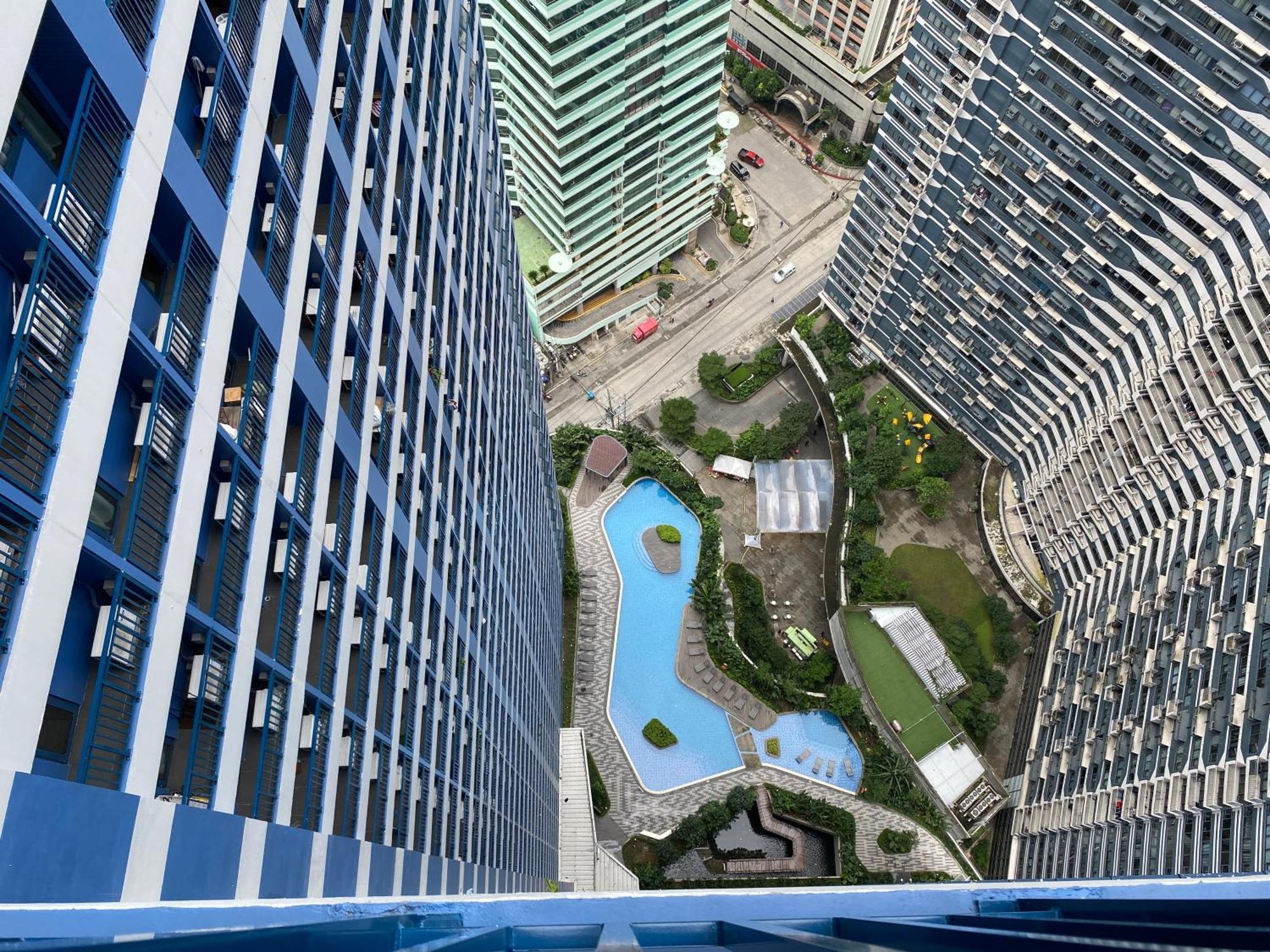 Air Makati Sophisticated Living 300 Mbps * Manila