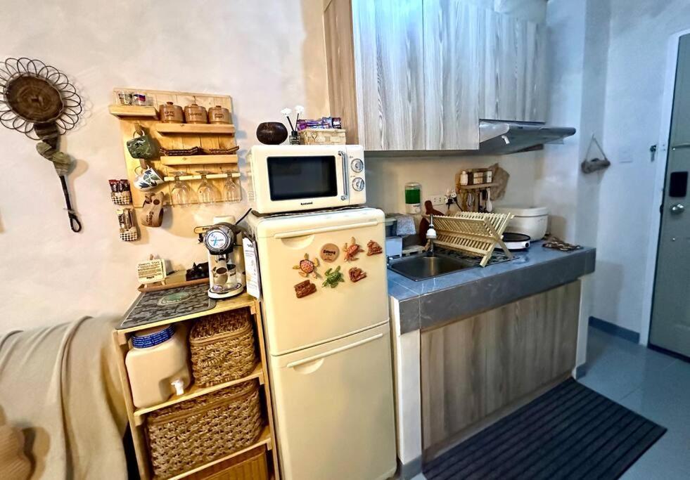 Native Themed Staycation In Qc Apartment