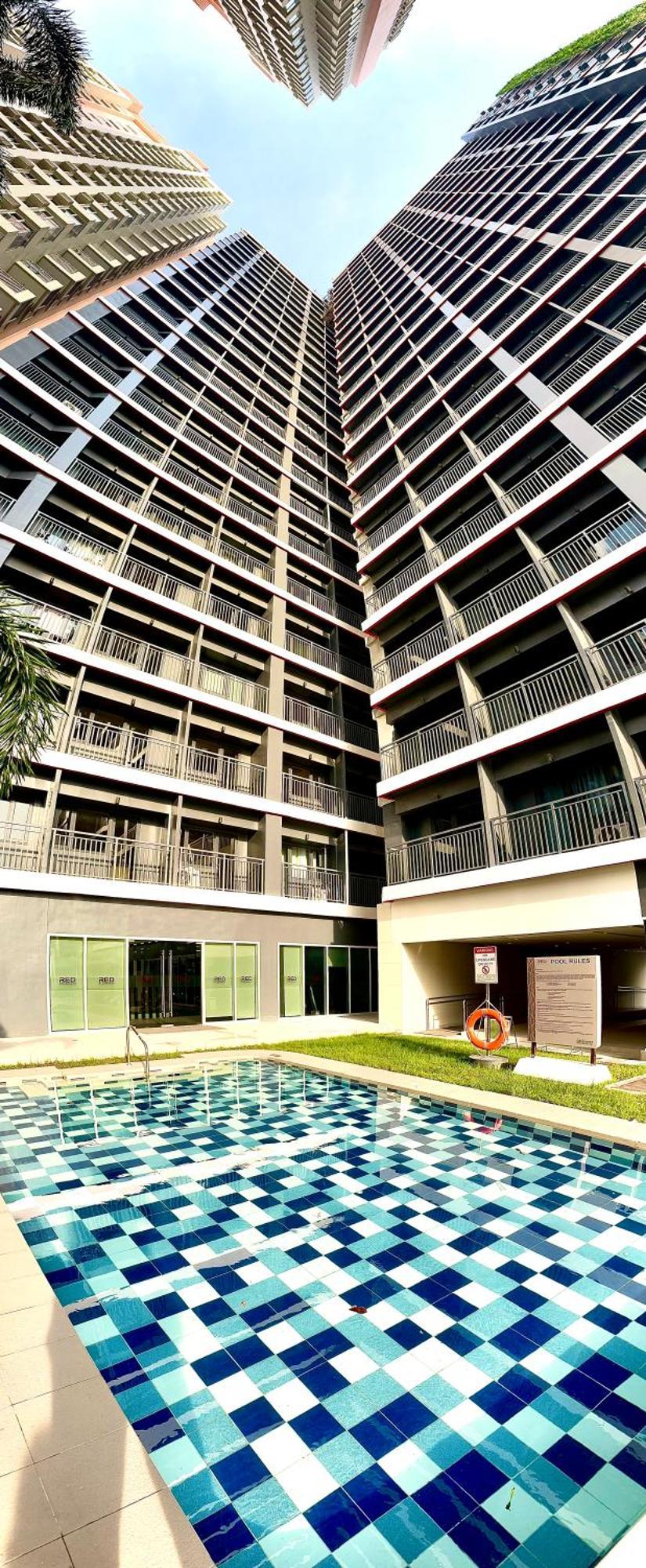 High Rise With Balcony, Pool, Grand Lobby,gym And Sky Garden 22f Apartment Manila