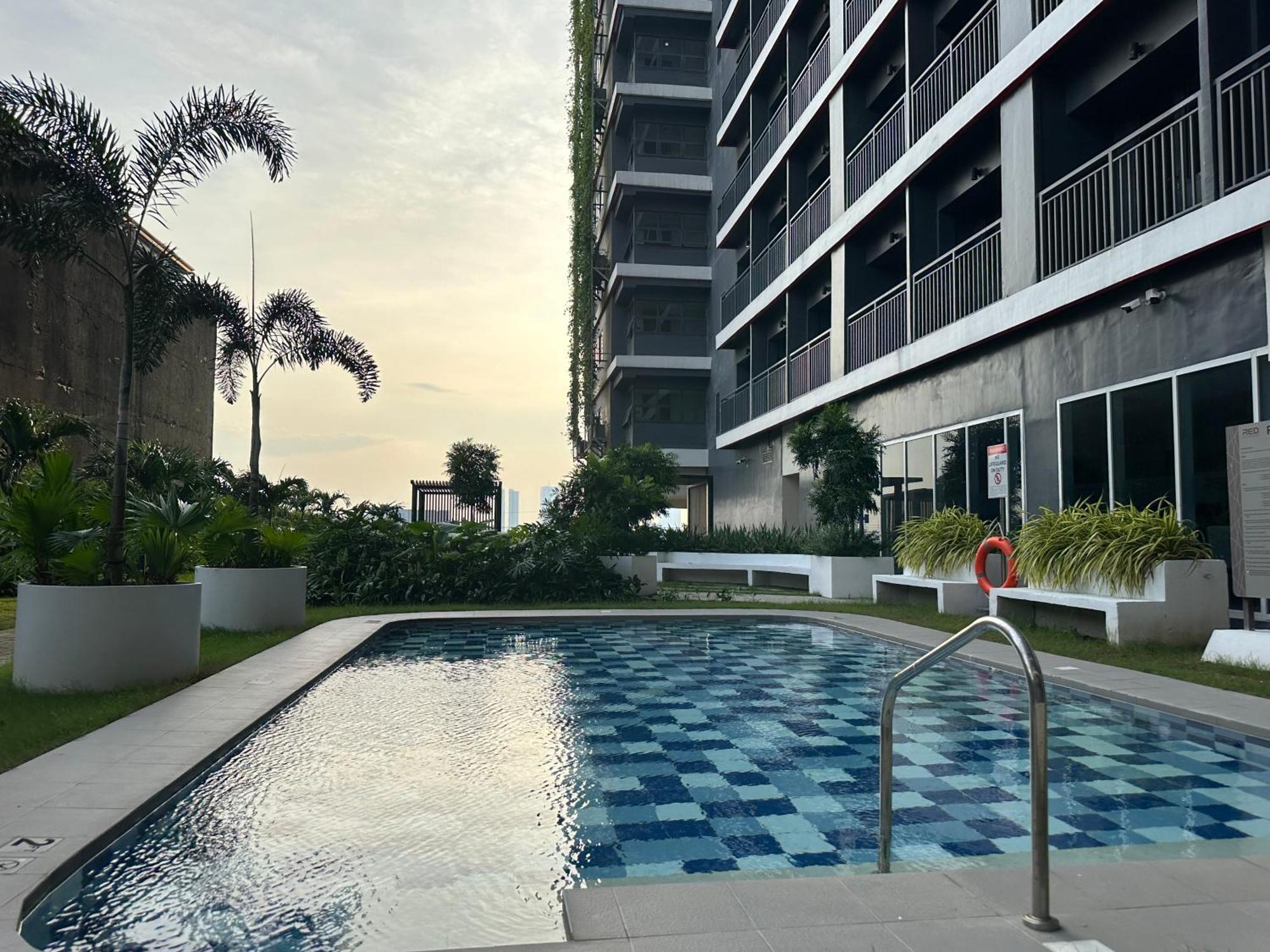 High Rise With Balcony, Pool, Gym, Skygarden, Grand Lobby And Working Lounge 28f Apartment Manila