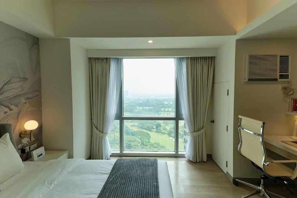 Apartment Bgc With Golf Course View